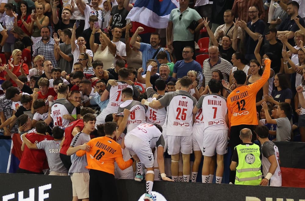 Srbija igra važan meč: Ko nema kartu, tu je video-bim