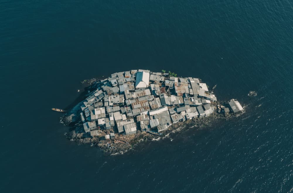 Teško je poverovati da ovo postoji: Na ostrvu veličine pola igrališta živi na stotine ljudi FOTO