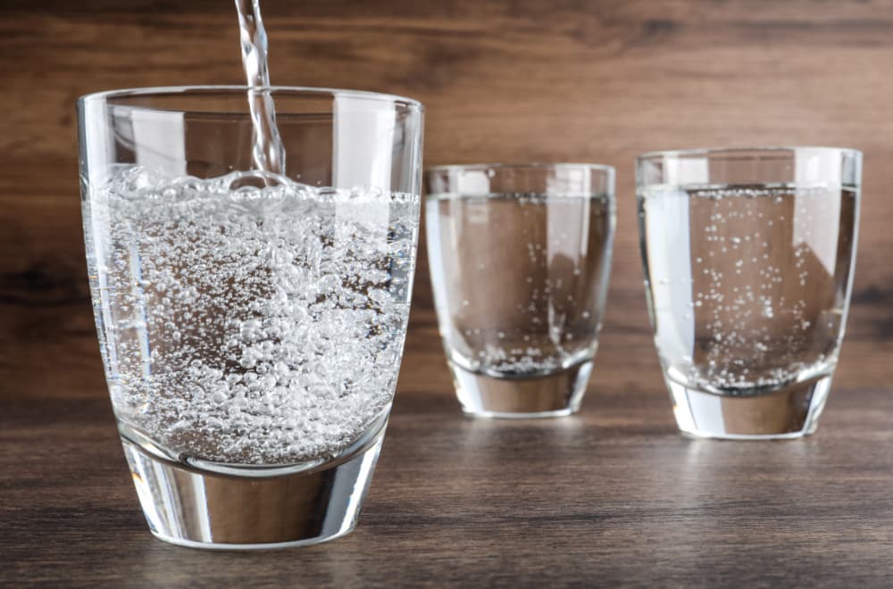 Pijete kiselu vodu svakog dana? Evo kakav uticaj ima na bubrege i kosti