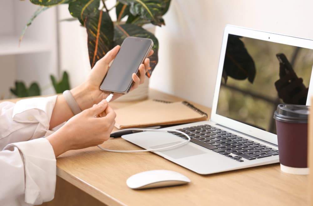 Da li punjačem za laptop smete da punite i telefon – ili ćete ga uništiti?