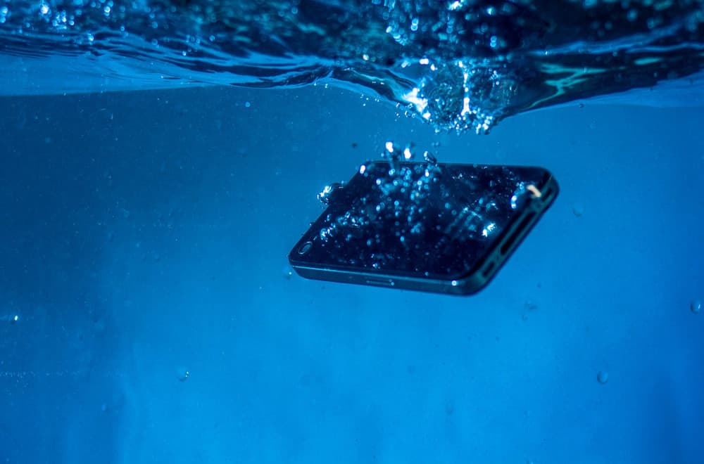 Mit o pirinču: Šta stvarno da radite ako vam se pokvasi telefon