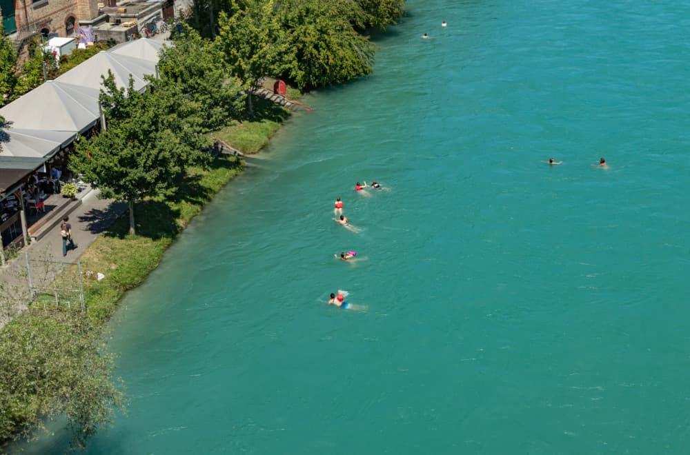 U ovom evropskom gradu radnici u pauzi za ručak skaču u reku, a turisti ga razgledaju dok plivaju FOTO