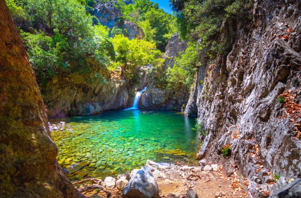 Plaže su nestvarne, ali pravo blago krije se u unutrašnjosti: Grčko ostrvo koje mnogi još uvek nisu otkrili