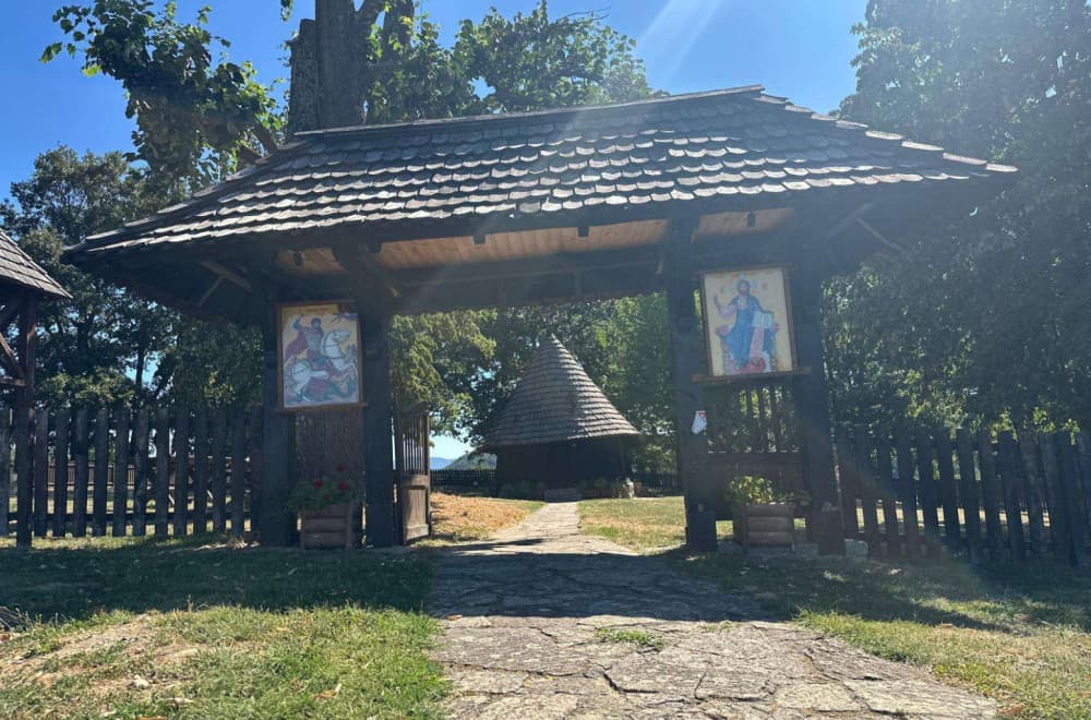 Vrata su tako mala da svako ko ulazi mora da se pokloni svecu: Neobična crkva koja odoleva vekovima FOTO
