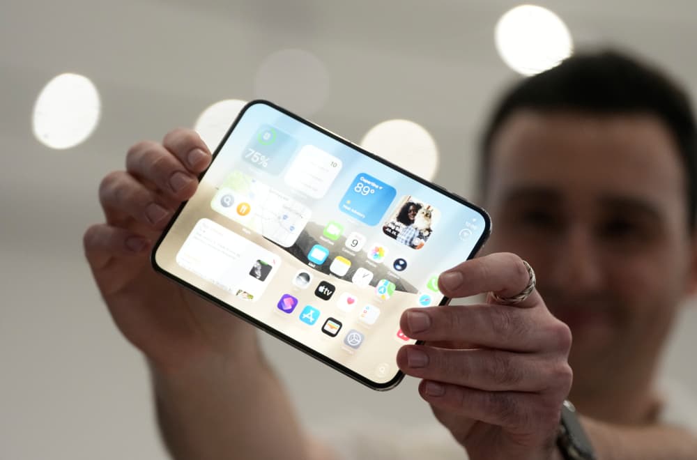 "Inženjersko čudo": Šta sve donosi iPhone Duo, prvi preklopni iPhone? FOTO