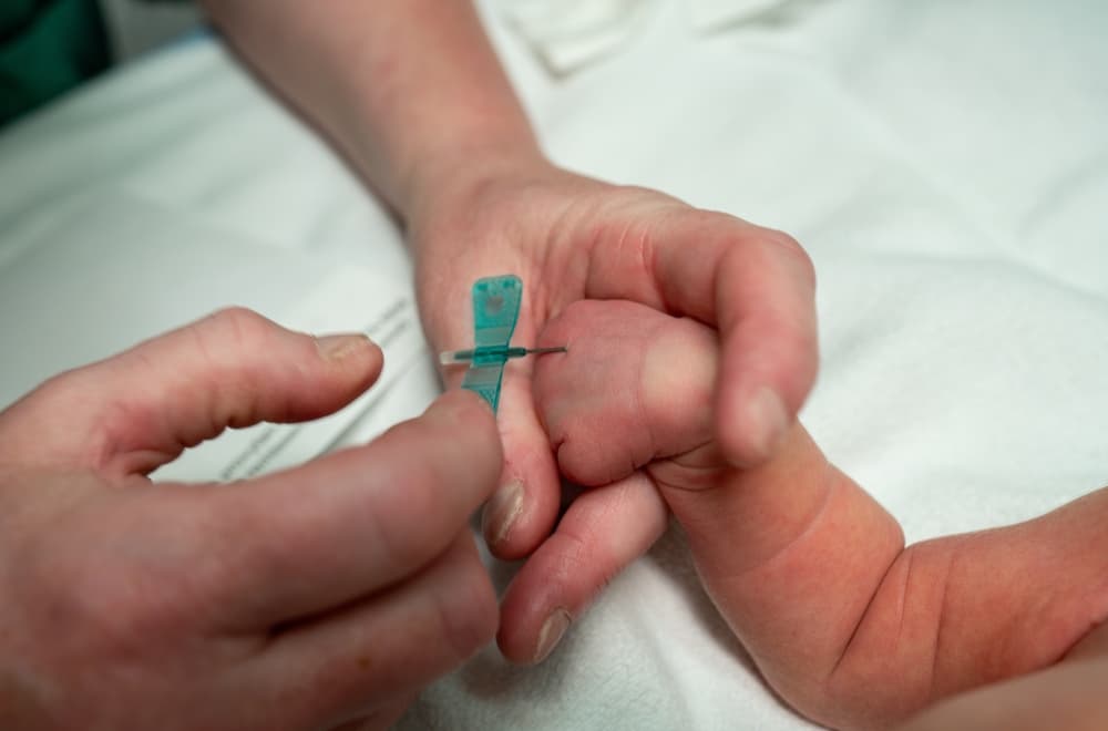 Bolest se otkriva iz samo tri kapi krvi: Šta smeju da jedu deca sa fenilketonurijom? VIDEO