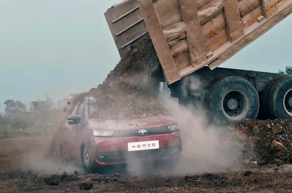 Indijski test izdržljivosti: Zatrpali nov automobil sa 20 tona šuta FOTO/VIDEO