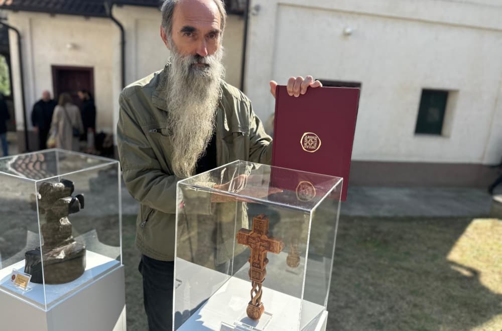 "Rezbario sam ga sedam dana od trešnjinog drveta"; Milenkov krst izabran za najlepši rad FOTO