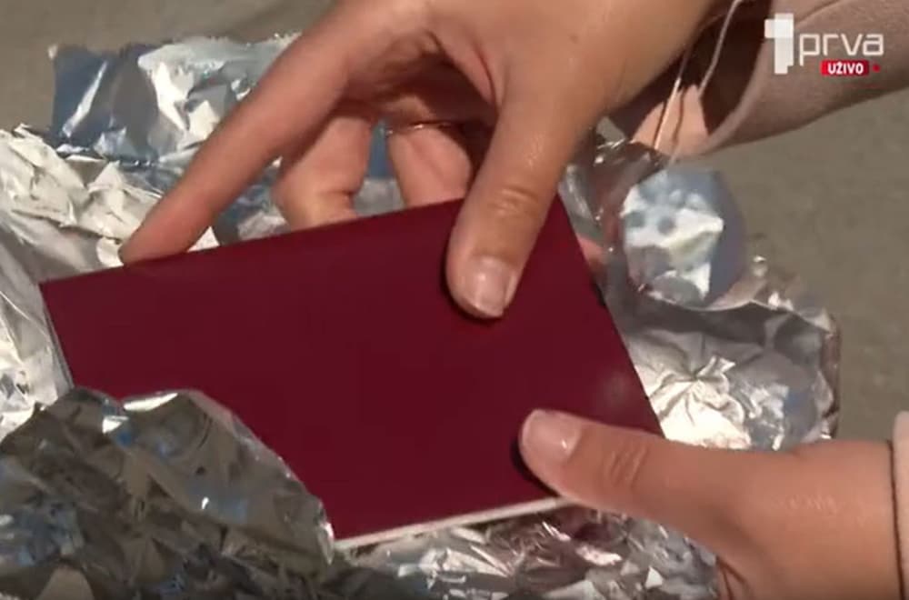 Viralni trend ili trik koji "radi": Zašto putnici uvijaju pasoš u aluminijumsku foliju? VIDEO