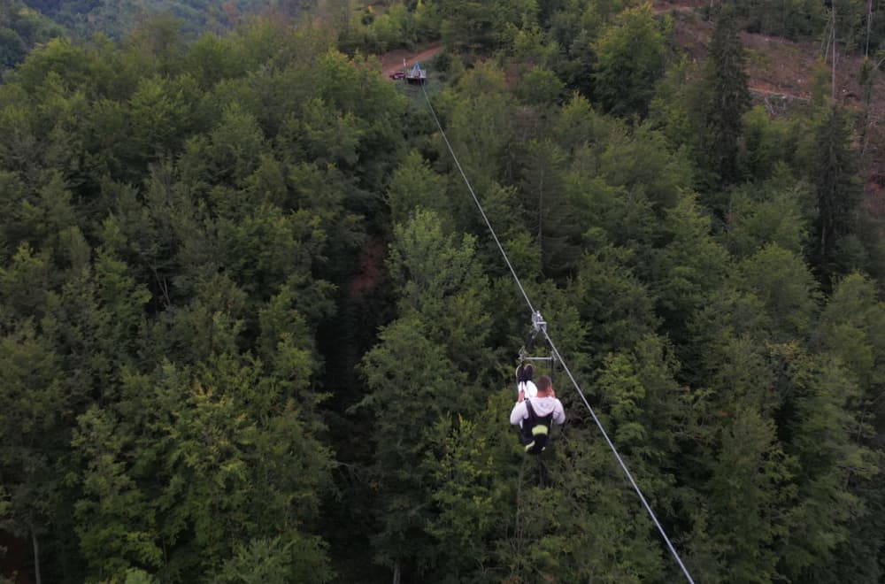 Neverovatna turistička atrakcija, a sve je počelo od jedne sajle: Ziplajn u selu Ljubiš najduži u regionu
