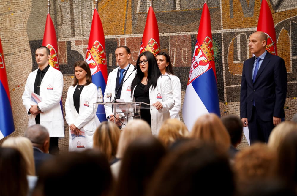 Uručeni ugovori o radu za 100 najboljih diplomaca medicine i 380 najboljih tehničara FOTO/VIDEO