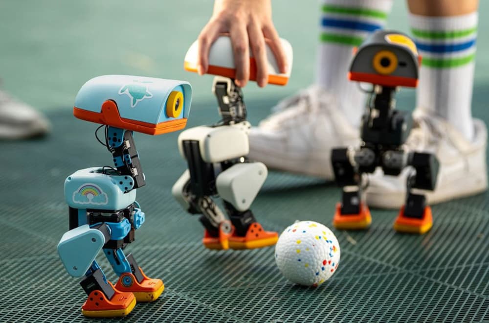 Šou u Berlinu: Roboti-patke slušaju čoveka u kožnoj jakni kao psi VIDEO