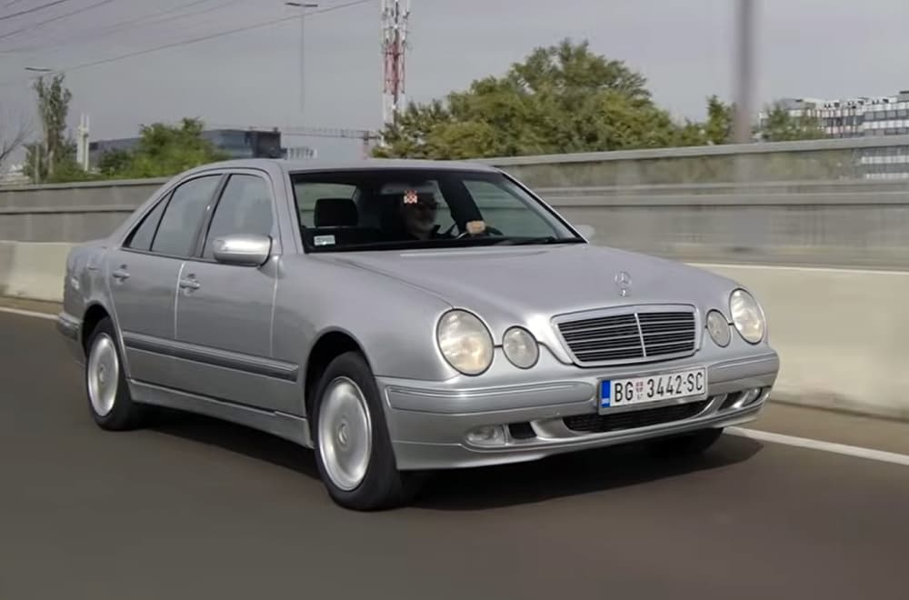 Prešao samo 89.900 kilometara za 25 godina: Test čuvenog Mercedesa W210 VIDEO