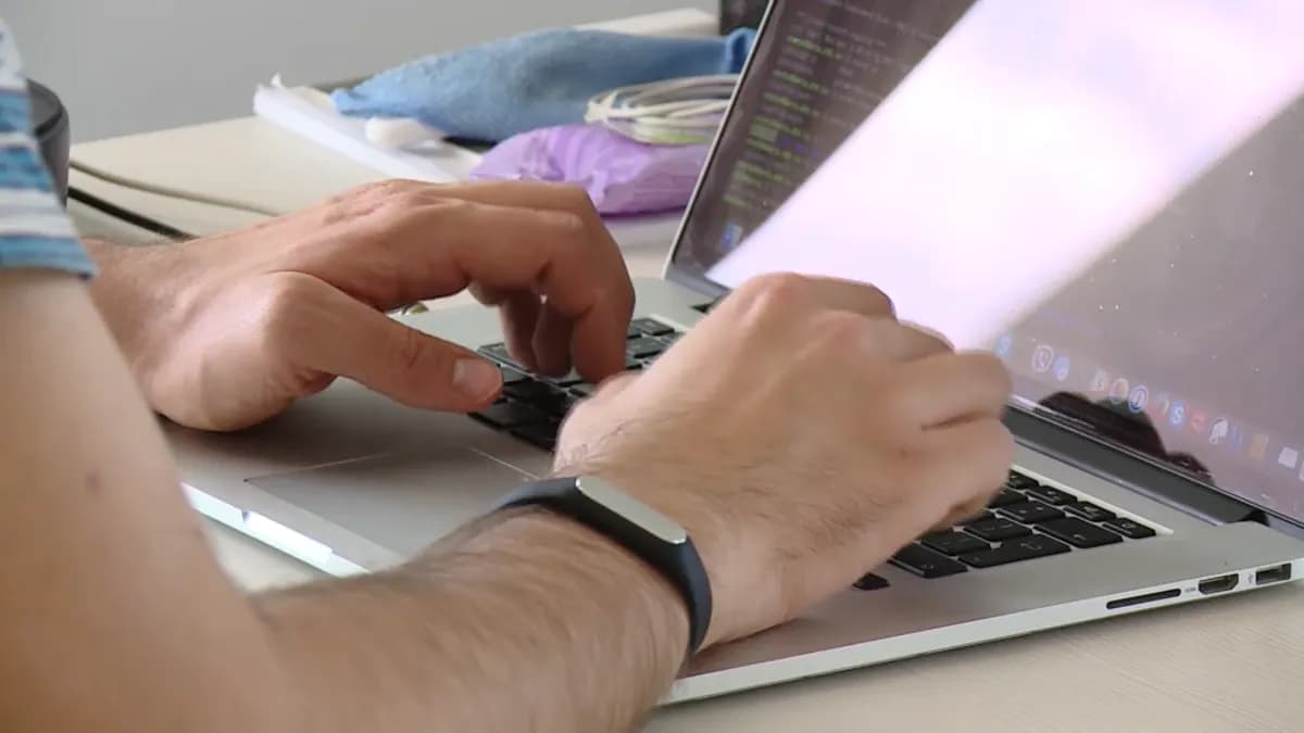 Nagrađeni učenici generacije beogradskih škola, uz knjigu tablet ili laptop