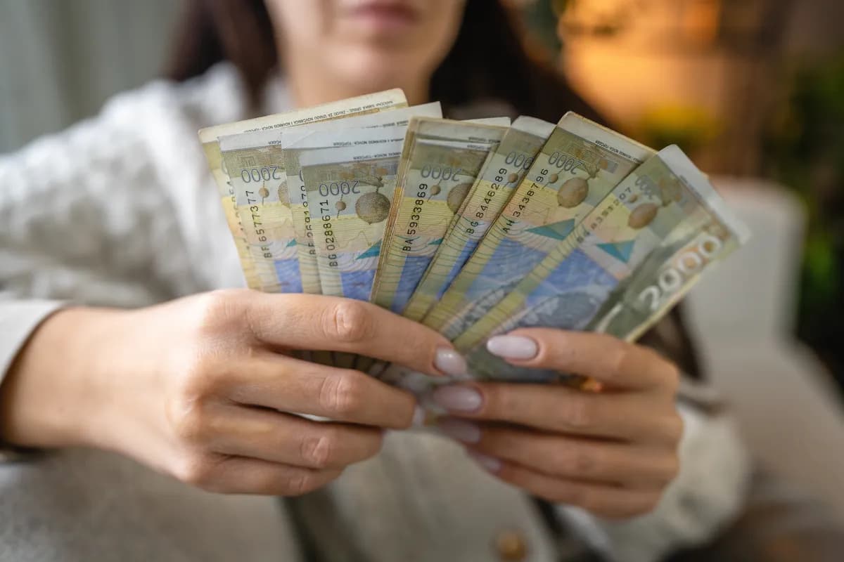 Jeftinije karticom nego za keš: Zašto, uz poštarinu, plaćamo dodatni trošak za kupovinu robe pouzećem - i da li je to po zakonu