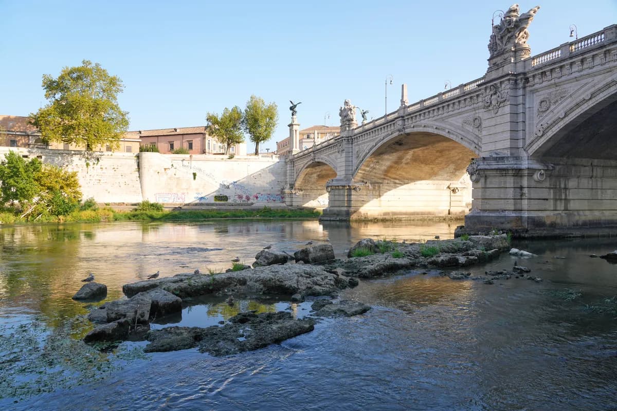 (FOTO) Suša u Rimu otkrila ostatke Neronovog mosta starog 2.000 godina