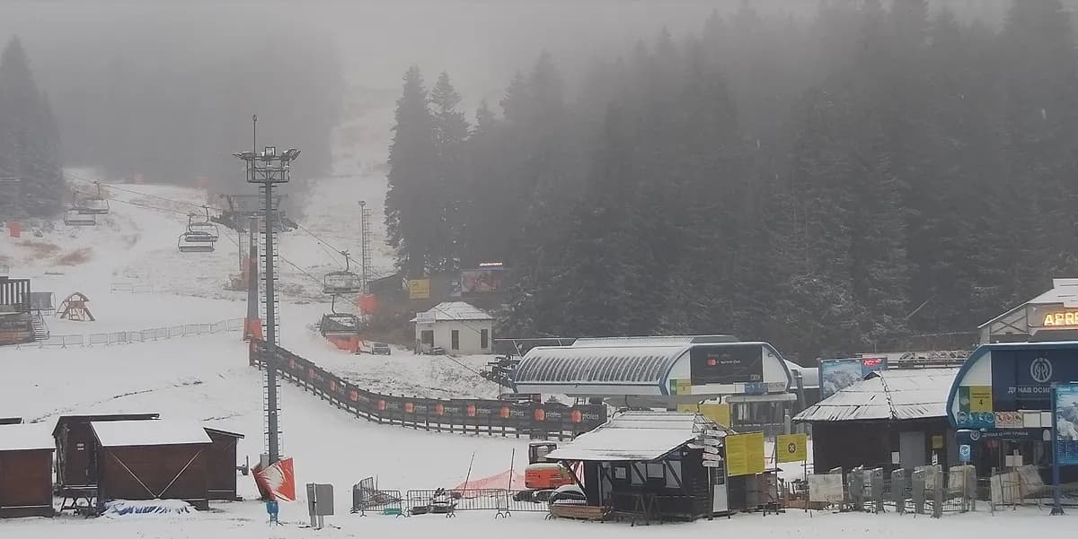 (FOTO) Sneg na Kopaoniku, kolovozi klizavi i pod maglom