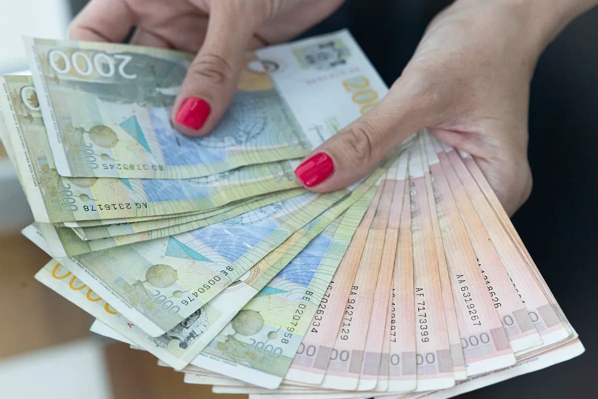 RZS: Prosečna zarada u Srbiji u martu bila 121.650 dinara, medijalna 92.753 dinara