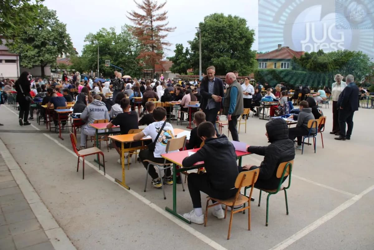 (FOTO) Novi rekord u Leskovcu: 1.800 đaka učestvovalo u javnom crtanju stripa