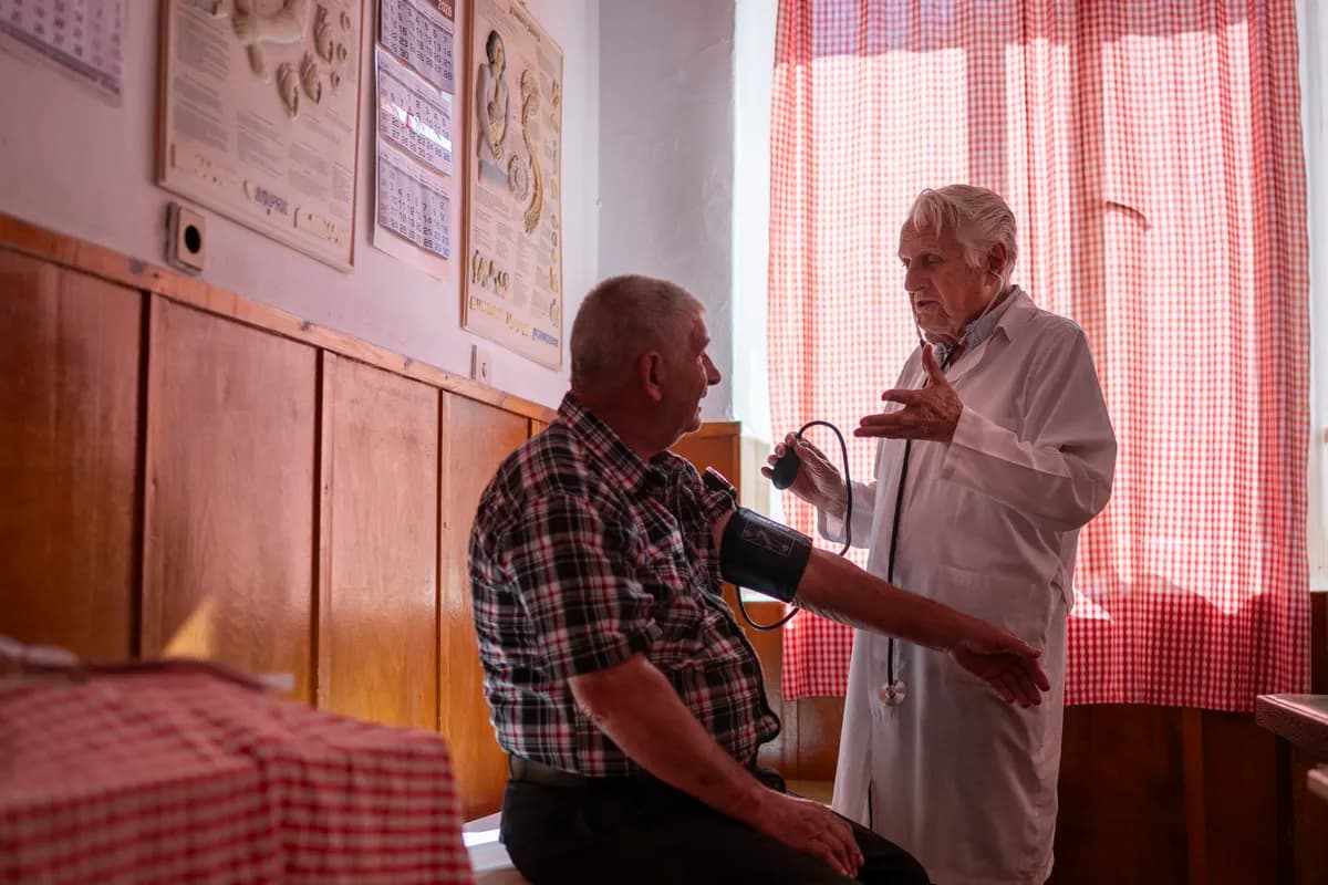 Devedesetogodišnji lekar i dalje leči pacijente u bugarskim selima