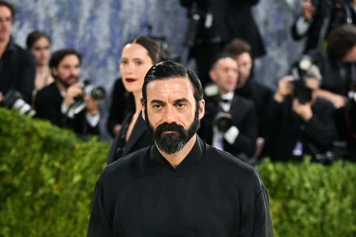 Morgan Spektor u ulozi Roberta Lengdona u Netfliksovoj adaptaciji Dena Brauna