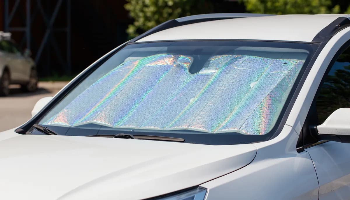 Štitnik za vetrobran spolja ili iznutra? Jedna opcija mnogo bolje hladi automobil