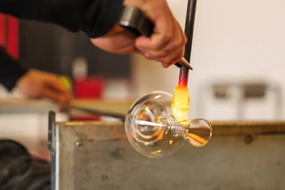 Industrija stakla u vreme globalne nestabilnosti: Negde se fabrike gase, negde ustaju iz pepela
