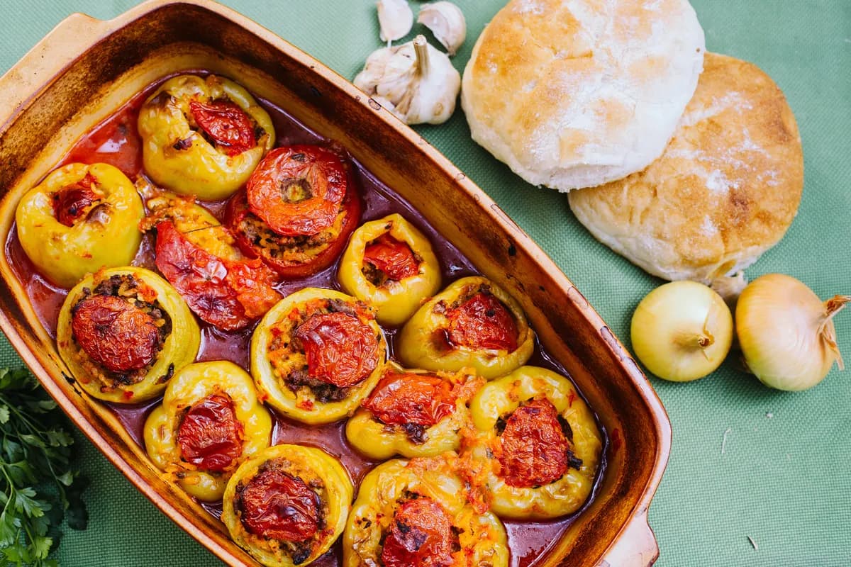 Hercegovačke domaćice u punjene paprika ne stavljaju pirinač, već jedan još jeftiniji sastojak koji im daje bogatiji ukus i čini ih sočnijim