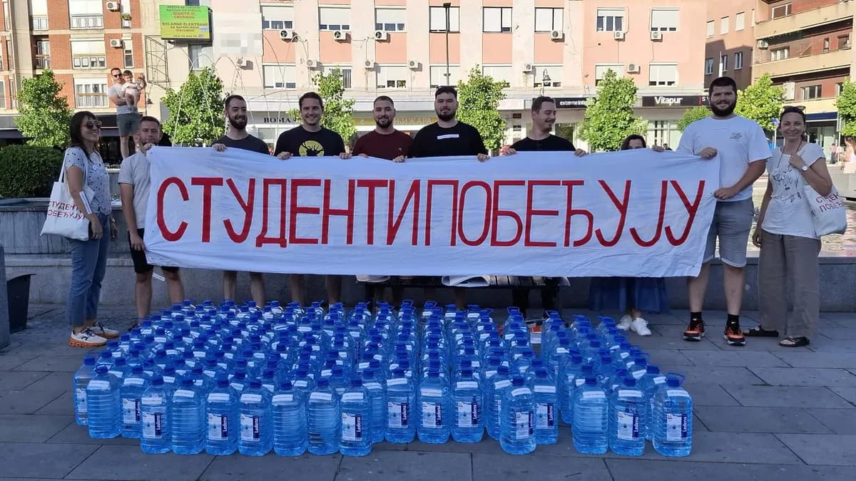 Kragujevački zborovi i studenti pritekli u pomoć: 200 balona vode sa nalepnicom "Studenti pobeđuju" stiglo u Čačak VIDEO