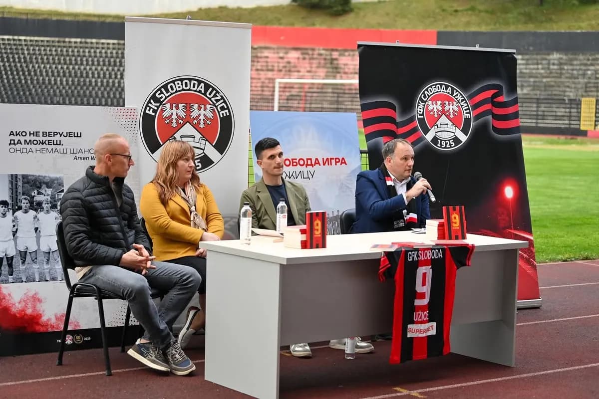 "Devetka" istrčala na teren u Užicu: Održana promocija romana Jovana Simića na stadionu "Radomir Antić"