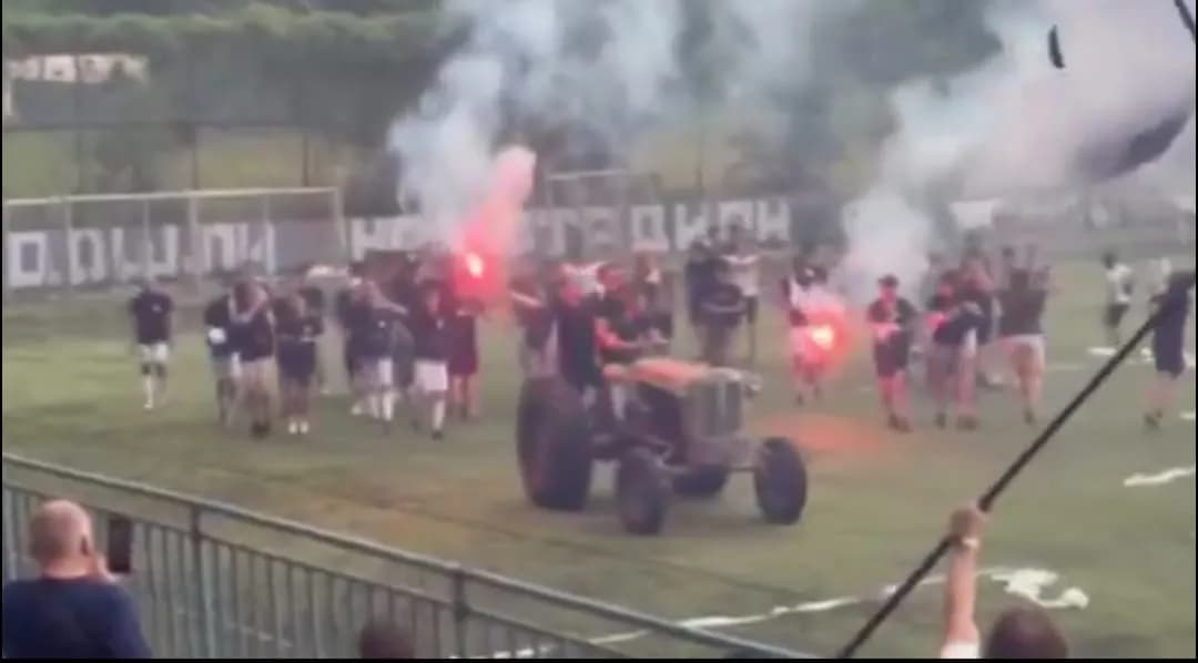 VIDEO Snimak iz Srbije postao viralan: Navijači doterali čuveni traktor i vozili ga po celom terenu