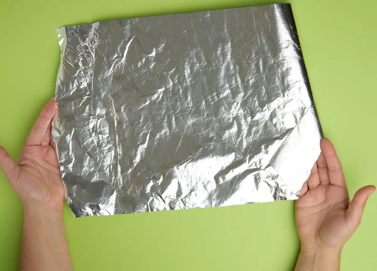 Komad aluminijumske folije ispred vrata rešava problem prisutan u mnogim kućama