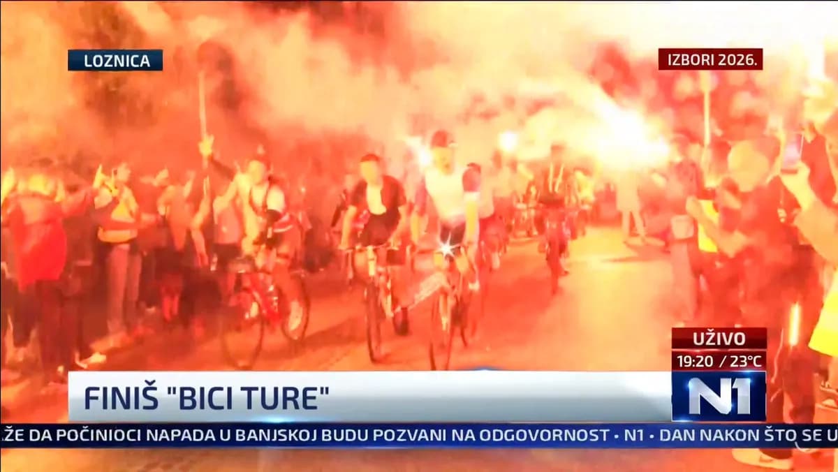 Građani Loznice uz bakljadu i vatromet dočekali studente-bicikliste koji su došli iz Šapca