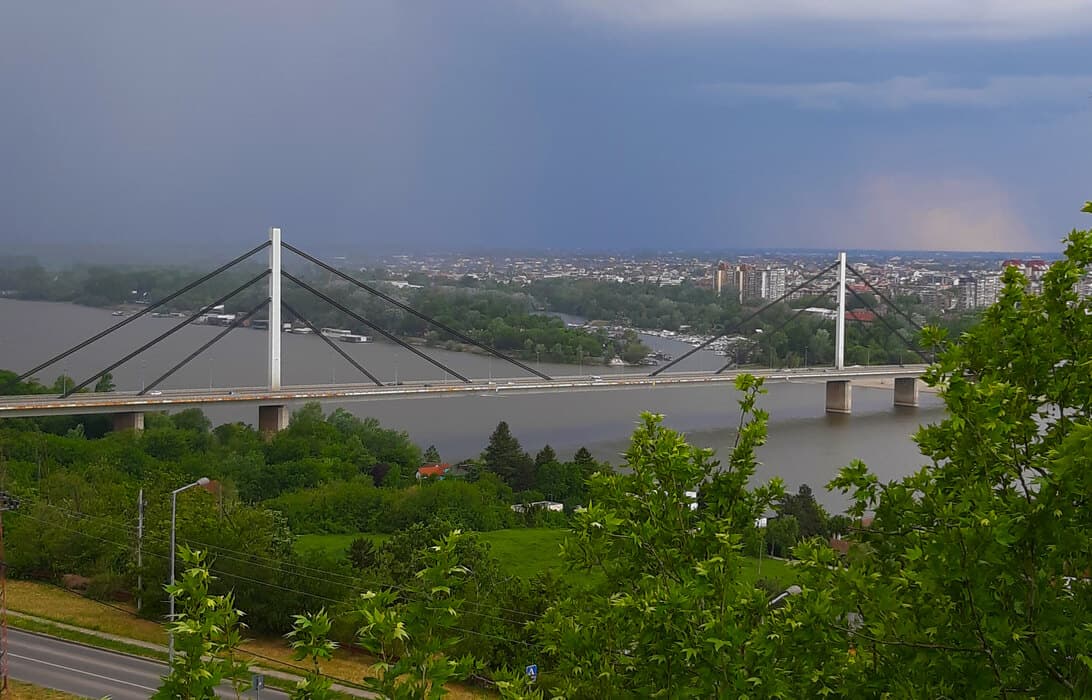 Promenljivo oblačno sa kišom i grmljavinom, temperatura do 32 stepena