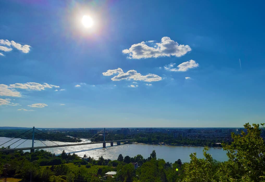 Sunčano, sa pojavom lokalnih pljuskova, dnevne temperature do 29 stepeni