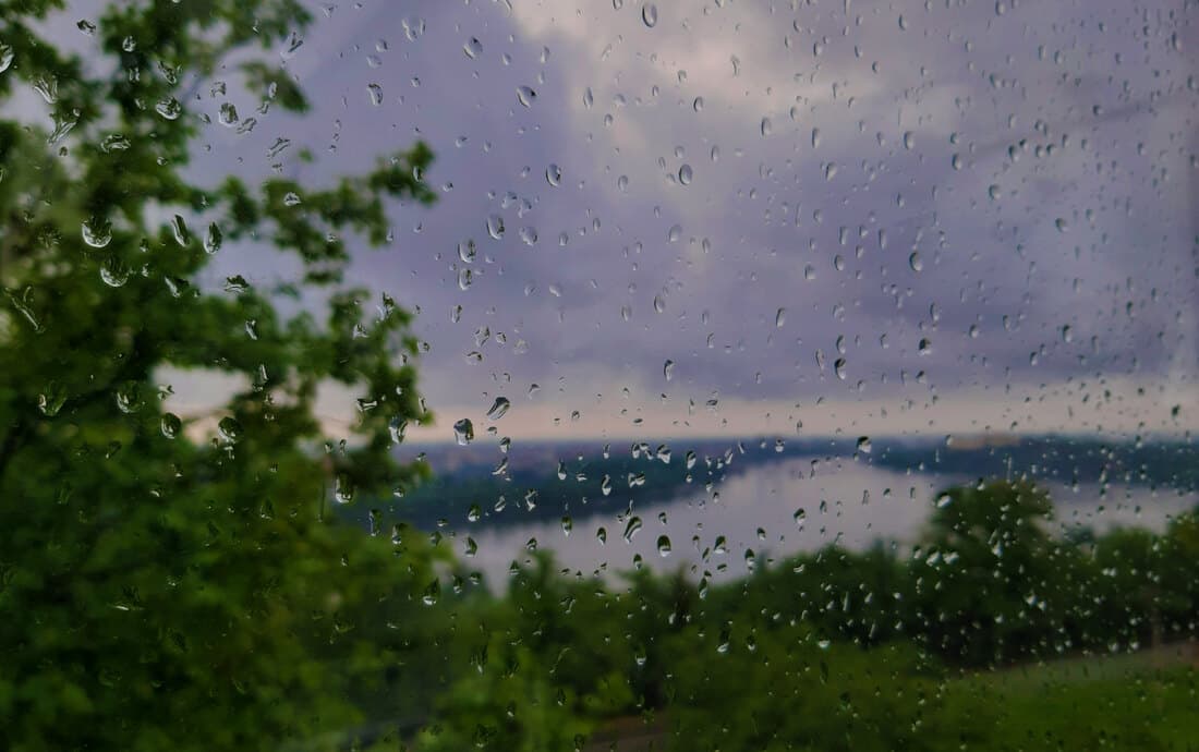 Promenljivo oblačno, mestimično sa kišom i pljuskovima, temperatura do 23 stepena; Očekuje se dolazak "krvave" kiše iz Sahare