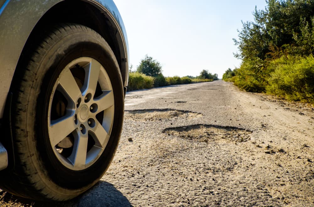 Jedna rupa na putu može napraviti haos na automobilu: Evo šta prvo strada