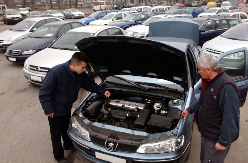 Kupujete polovan auto? Ovaj detalj pre probne vožnje može mnogo da otkrije