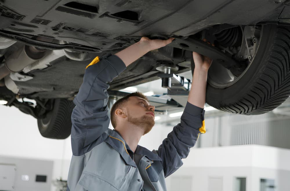 Deset navika koje polako uništavaju vaš automobil, a većina vozača ih koristi svakodnevno