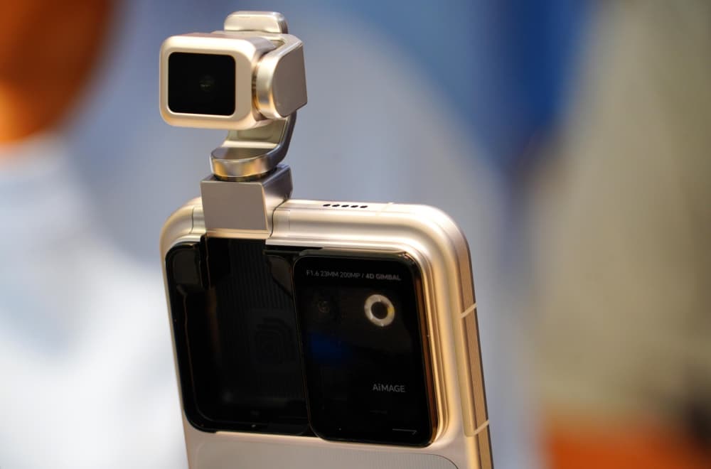 Stigao u ruke surovog testera: Da li je ovo najluđi telefon ikada? VIDEO