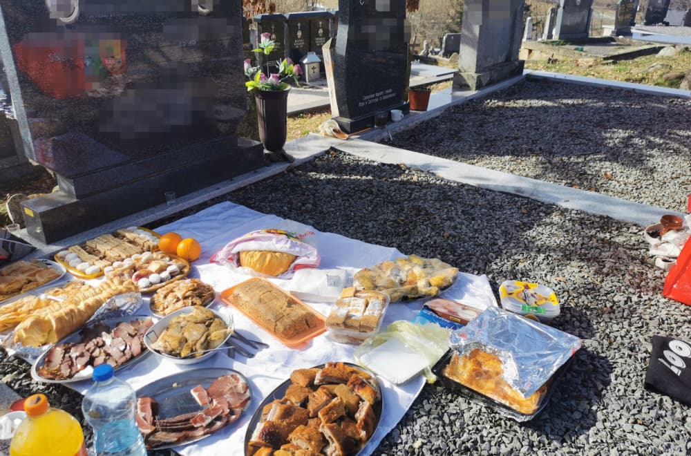 Evo šta se radi za Miholjske zadušnice: Od groblja ne treba praviti restoran, dovoljni su sveća, vino i žito